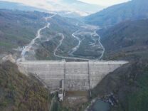 Yüksekten çekilen Drone görüntüsüyle barajın görkemli yapısı ve çevresindeki doğal güzellikler.