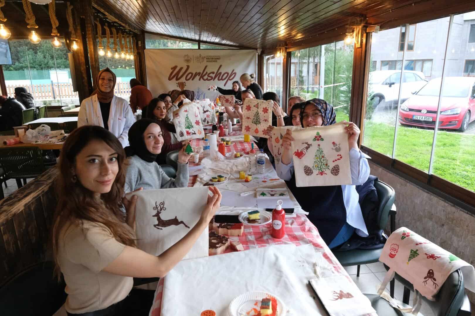 El işi yılbaşı süsleri yaparken eğlenceli anlar.