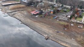 Kırsal sahilde temizlik çalışmaları ve doğal güzellikler.