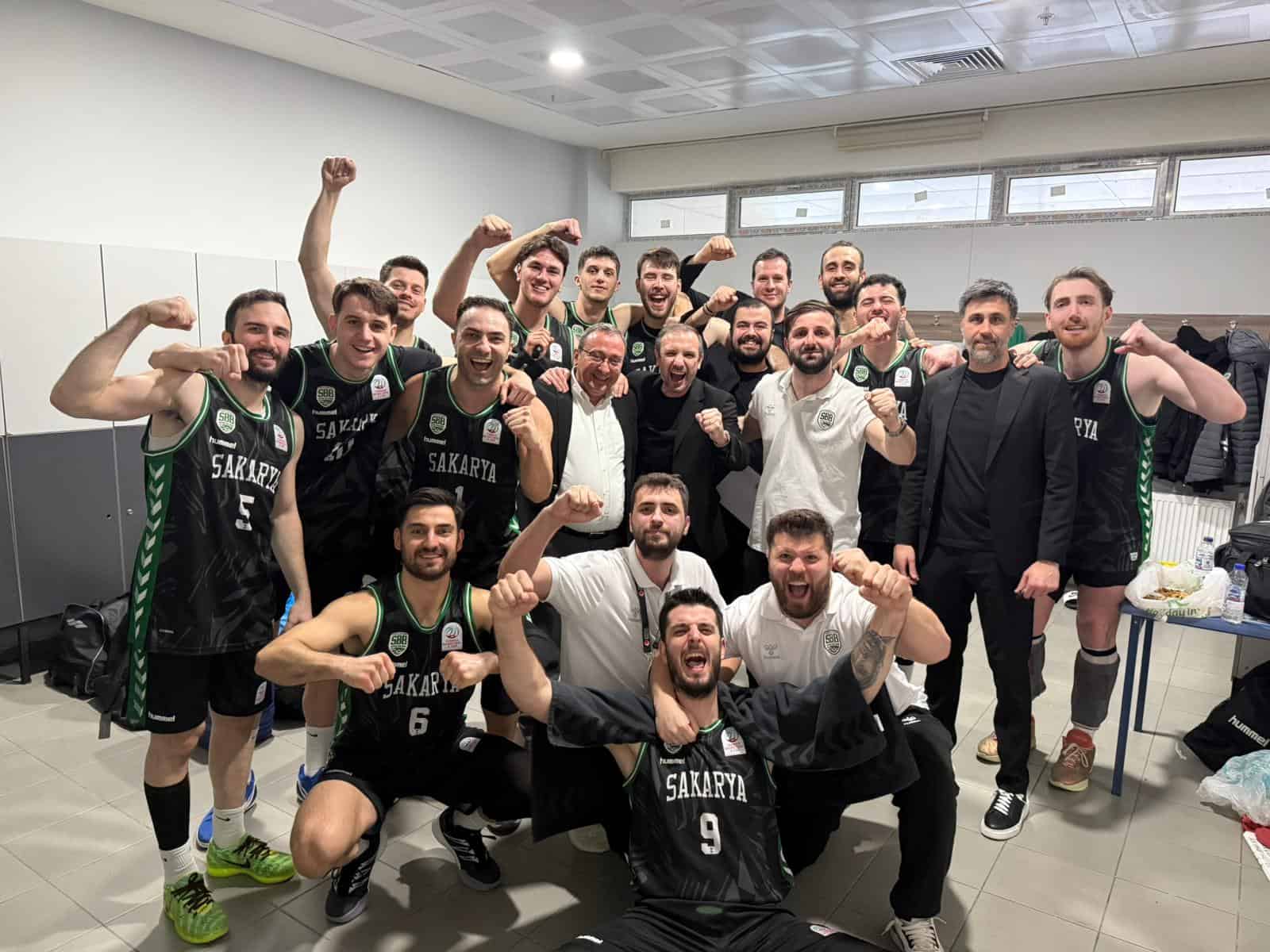 Basketbol takımı kutlama anı, başarı ve takım ruhu vurgusu.