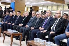 İş dünyası ve yöneticilerin katıldığı resmi toplantı, konferans ortamı.