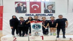 Sinan Göksun Ortaokulu Badminton Takımı, Marmara İkinciliğiyle Türkiye Finallerine Yükseldi