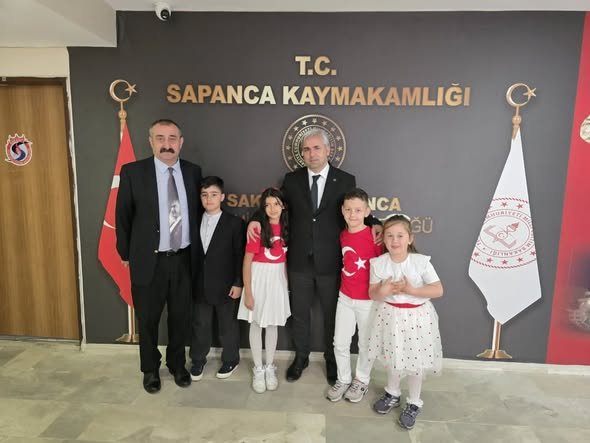 Sapanca’da Tepebaşı Aktar İlkokulu Öğrencilerinden İlçe Milli Eğitim Müdürüne Anlamlı Ziyaret