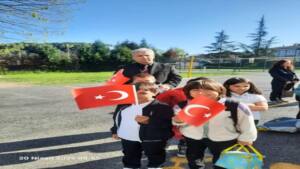 Sapanca’da Sekan Korrkmaz, Muazzez Sabri Gündoğar Okulu’ndaki bayrak törenine katıldı