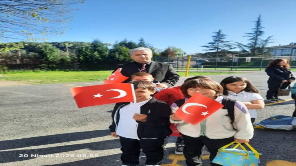 Sapanca’da Sekan Korrkmaz, Muazzez Sabri Gündoğar Okulu’ndaki bayrak törenine katıldı