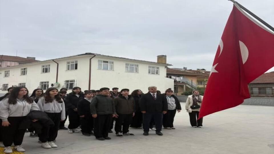 Sapanca’da Haftaya İstiklal Marşı Coşkusuyla Başlandı: Müdür Korkmaz Alaçam Ortaokulu’nda