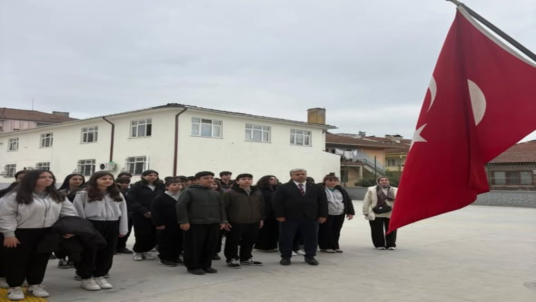 Sapanca’da Haftaya İstiklal Marşı Coşkusuyla Başlandı: Müdür Korkmaz Alaçam Ortaokulu’nda