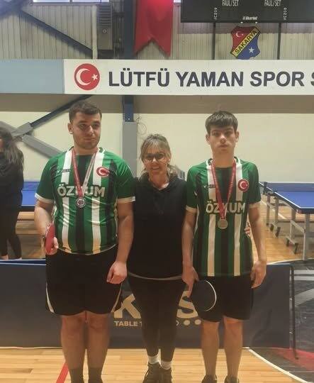 Sapanca'lı Öğrenciler Sakarya'daki Özel Eğitim Masa Tenisi Turnuvasında Büyük Başarı Elde Etti