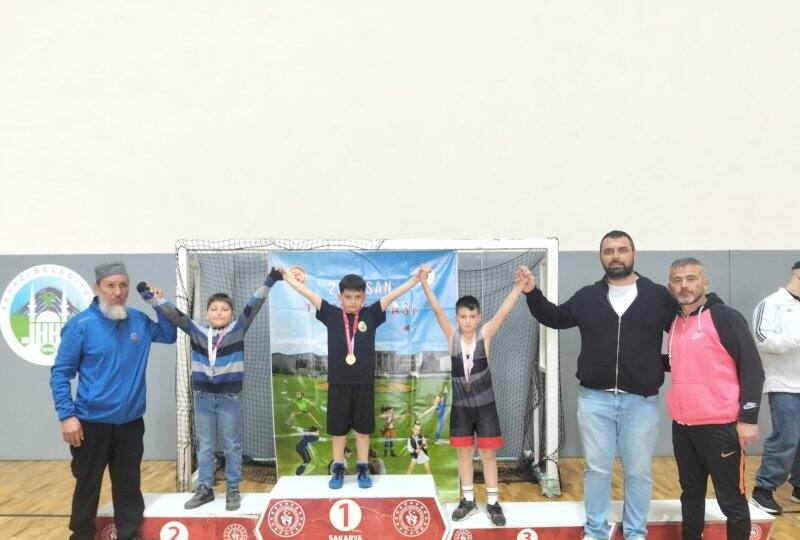 Sapancalı Sporcular Yüzme ve Güreşte 68 Madalya ile İlçeye Gurur Yaşattı